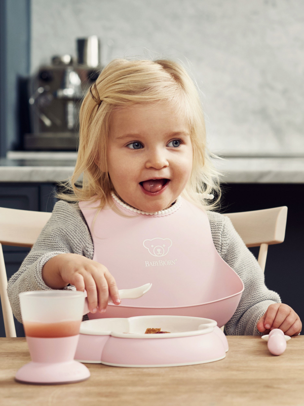Детский набор Baby Bjorn (тарелка + ложка +вилка + слюнявчик и чашечка) розовый