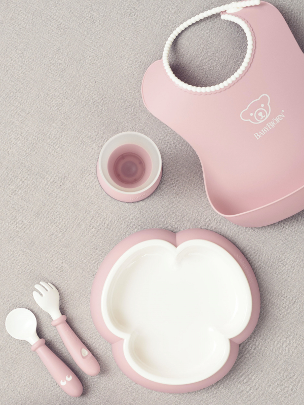 Детский набор Baby Bjorn (тарелка + ложка +вилка + слюнявчик и чашечка) розовый
